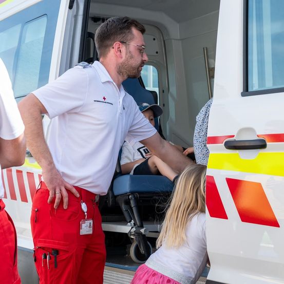 Bild enthält, Adult, Male, Man, Person, Logo, Symbol, First Aid, Glasses, Stretcher, Head