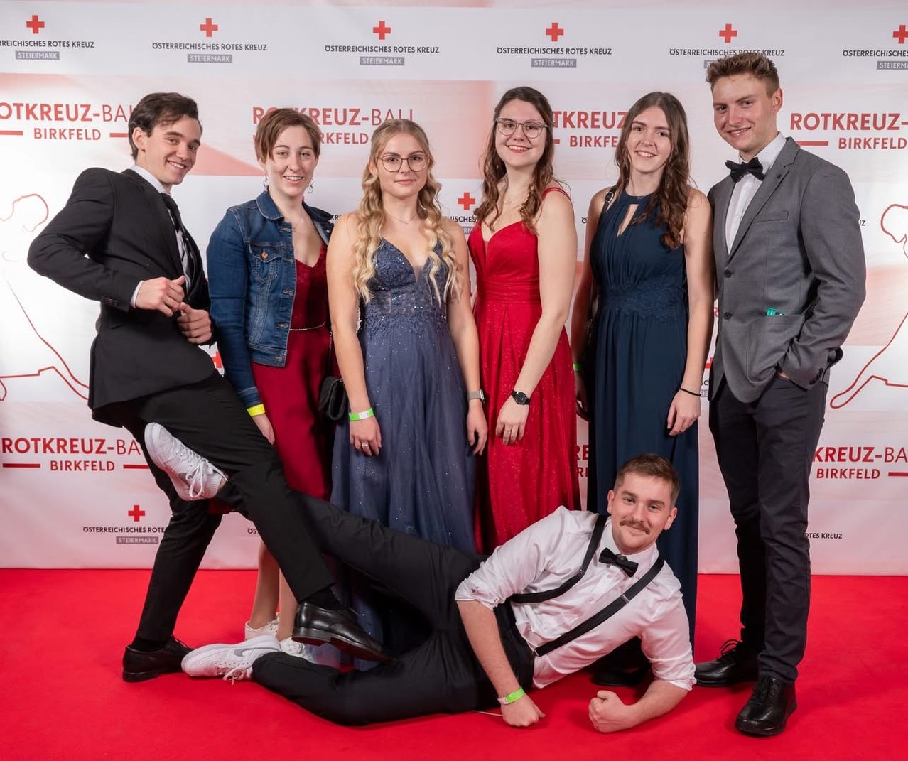 Bild enthält, Groupshot, Person, Adult, Female, Woman, Fashion, Male, Man, Suit, Face