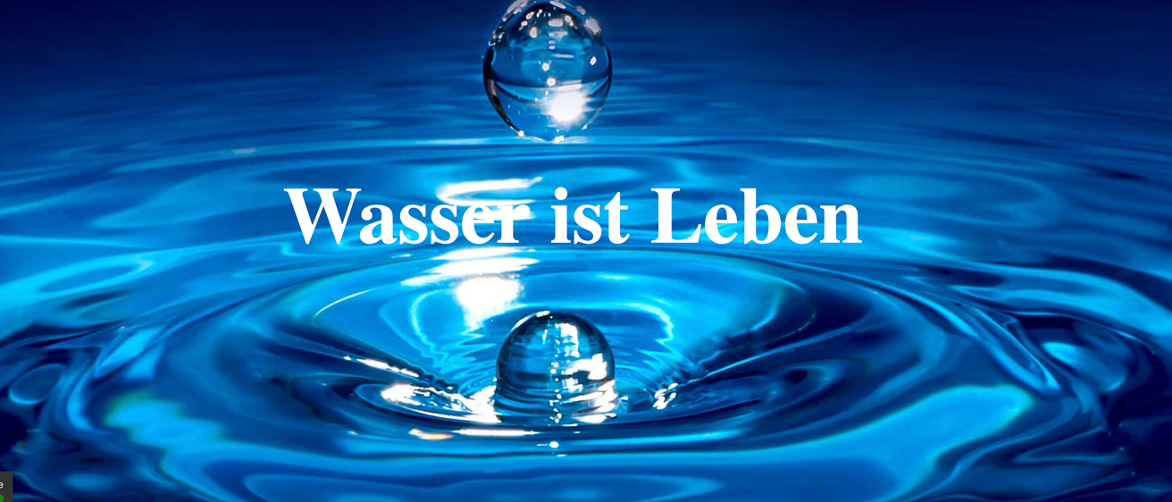 Ein Wassertropfen spritzt in blaues Wasser. Die Worte Wasser ist Leben erscheinen unten.