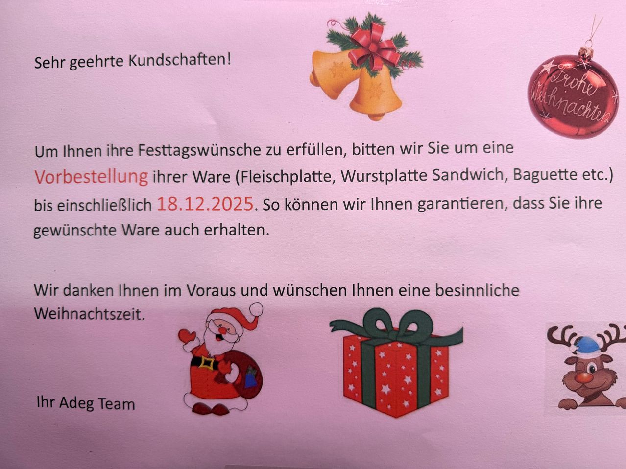Das Bild ist eine Feiertagskarte mit festlichen Dekorationen, einschließlich einer Glocke, einem Weihnachtsbaum und einer Geschenkbox. Es enthält Text auf Deutsch, der Kunden einlädt, Bestellungen für Feiertagsartikel aufzugeben, mit einer Frist vom 18. Dezember 2025. Der Weihnachtsmann und eine Weihnachtsgeschenkbox sind ebenfalls abgebildet.