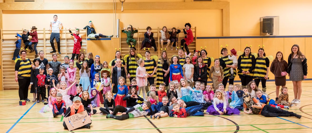 Bild enthält, People, Person, Coat, Child, Female, Girl, Kindergarten, School, Flooring, Classroom