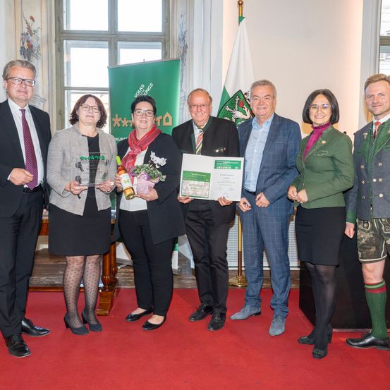 Bild enthält, Adult, Female, Person, Woman, Groupshot, Blazer, Jacket, Suit, Skirt, Man