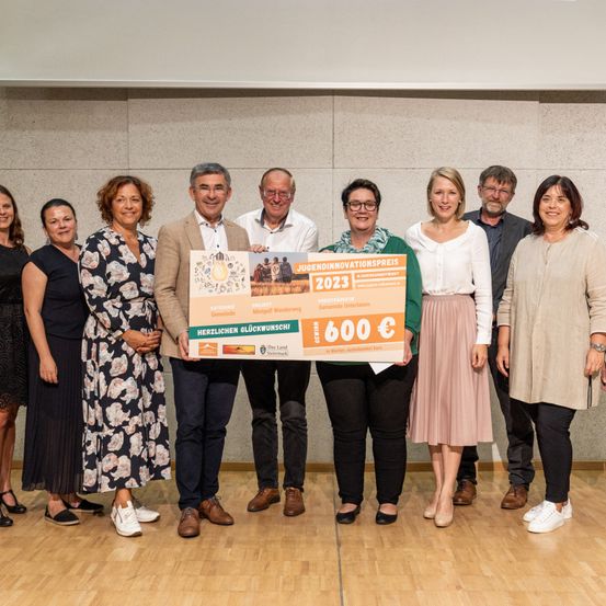 Bild enthält, Groupshot, Person, Adult, Female, Woman, Male, Man, Coat, Shoe, Jeans