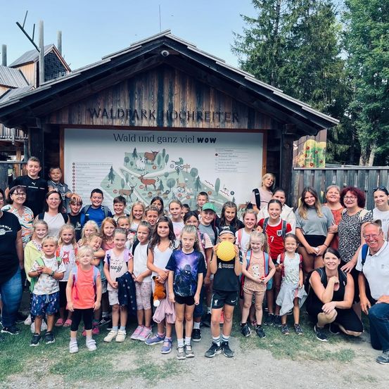 Bild enthält, People, Person, Groupshot, Outdoors, Nature, Shelter, Wristwatch, Shorts, Adult, Man