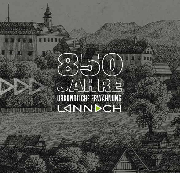 Eine Schwarz-Weiß-Zeichnung erinnert an 850 Jahre Lannach mit Gebäuden, Bäumen und einem Pferd. Der Text lautet '850 Jahre Urkundliche Erwähnung Lannach'.