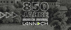 Eine Schwarz-Weiß-Zeichnung erinnert an 850 Jahre Lannach mit Gebäuden, Bäumen und einem Pferd. Der Text lautet '850 Jahre Urkundliche Erwähnung Lannach'.