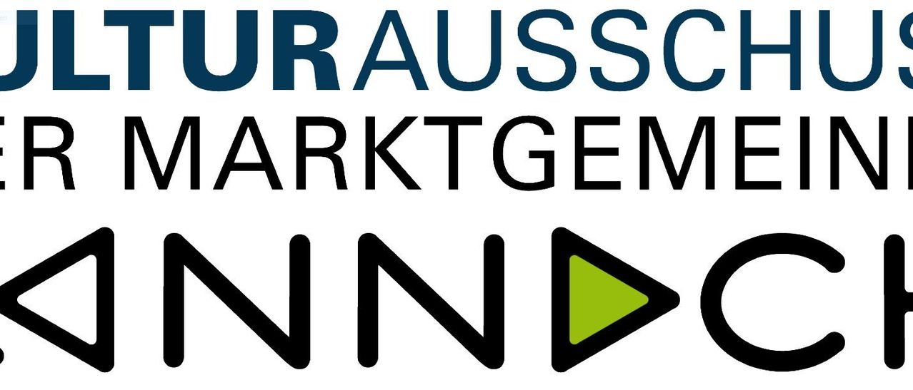 Das Logo von 'URAUSSO MARKTGEM' zeigt blauen und schwarzen Text mit einem grünen Dreieckssymbol auf der rechten Seite. Es ist auf einem weißen Hintergrund zu sehen.