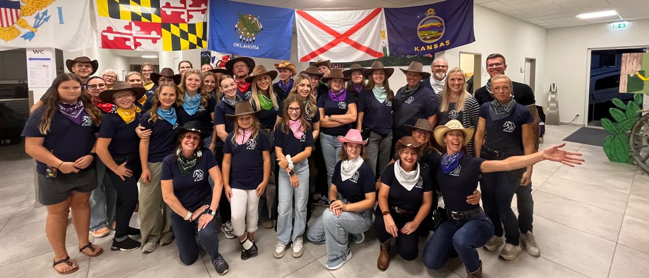 Bild enthält, Groupshot, Person, Adult, Female, Woman, Male, Man, Jeans, Shoe, People