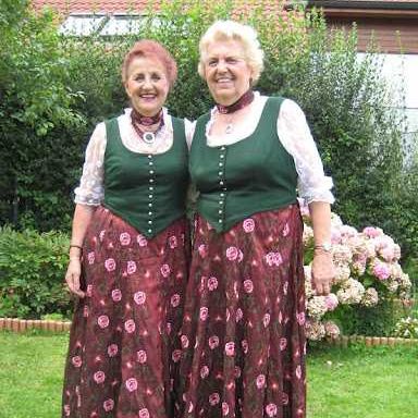 Bild enthält, Costume, Person, Vest, Adult, Female, Woman, Corset, Necklace