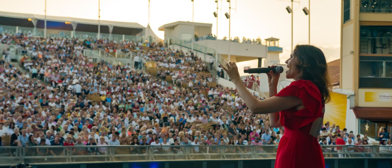 Bild enthält, Crowd, Person, People, Audience, Electrical Device, Microphone, Speech, Concert, Face, Head
