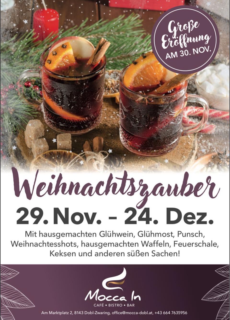 Zwei Tassen heißer Glühwein mit Zimt und Orangenscheiben auf einer rustikalen Holzoberfläche. Der Text sagt 'Weihnachtszauber' und die Daten 29. Nov - 24. Dez.