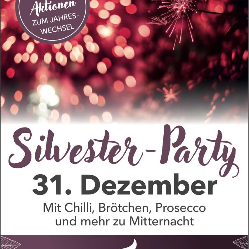 Ein Plakat für eine Silvesterparty. Es zeigt einen verschwommenen Hintergrund mit roten und gelben Lichtern, einem Feuerwerk und einem lila Kreis mit dem Text 'Aktion zum Jahreswechsel'. Unter dem Titel 'Silvester-Party' steht das Datum '31. Dezember'. Unten steht 'Mit Chilli, Brotchen, Prosecco und mehr zu Mitternacht'.