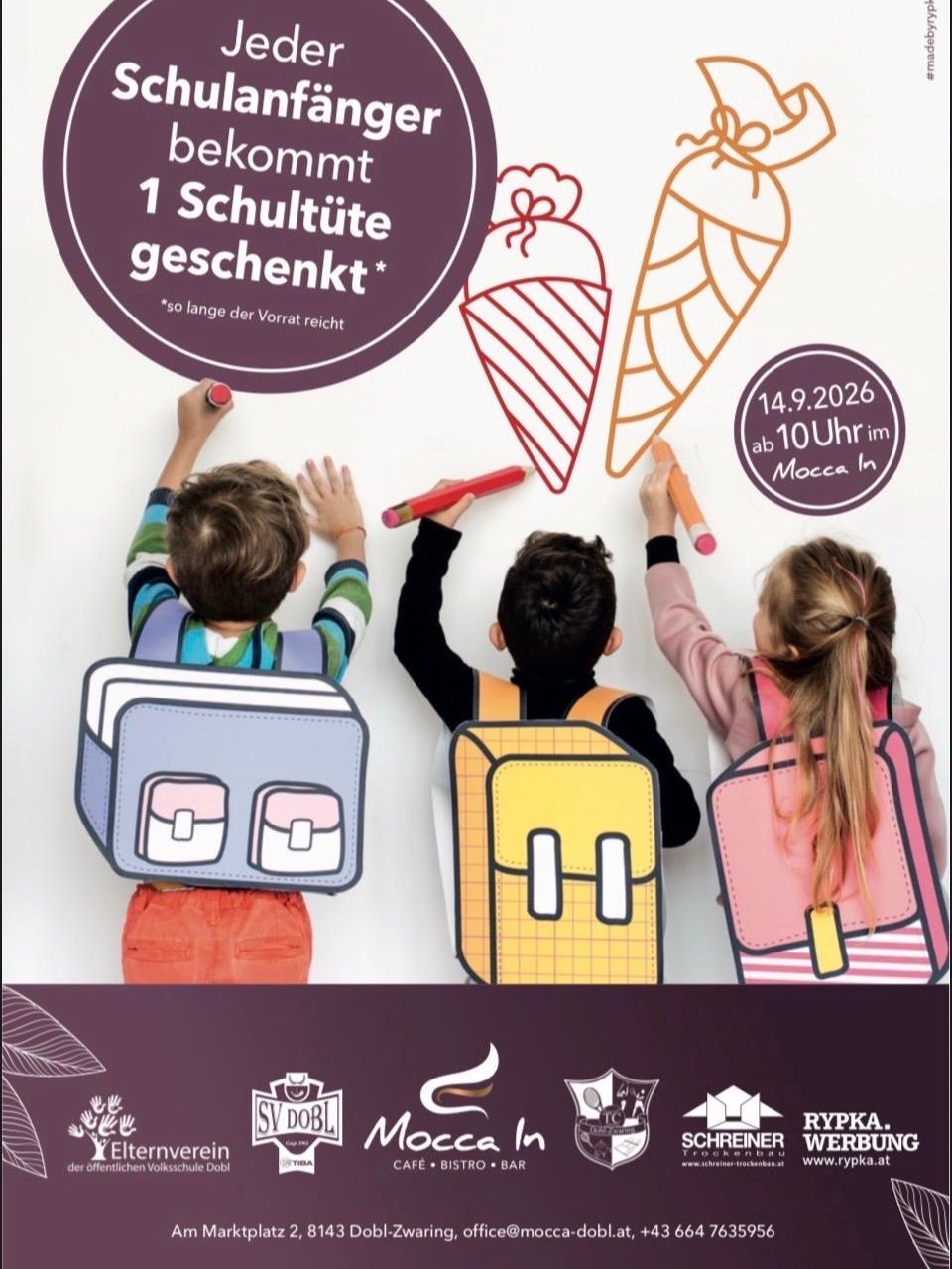 Drei Kinder malen auf einer Tafel mit Rucksäcken. Ein Schild darüber sagt '1 Schultüte Geschenkt' und 'ab 10 Uhr im Mocca In'. Das Datum ist 14.9.2026.