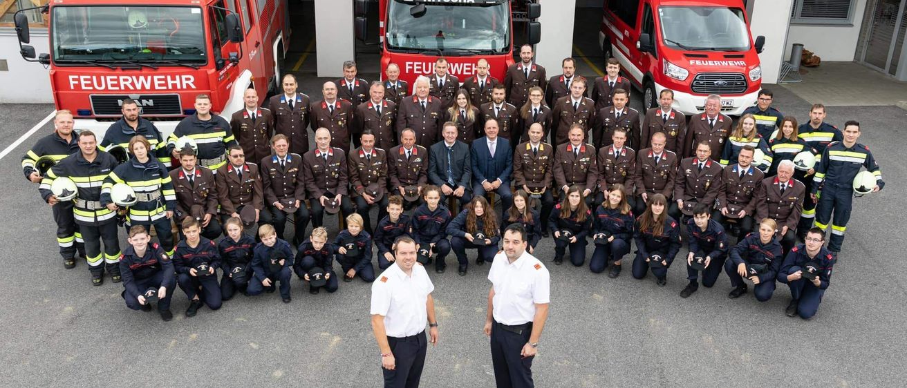 Bild enthält, People, Person, Volleyball (Ball), Rugby Ball, Soccer Ball, Fire Station, Fire Truck, Truck, Vehicle, Moving Van