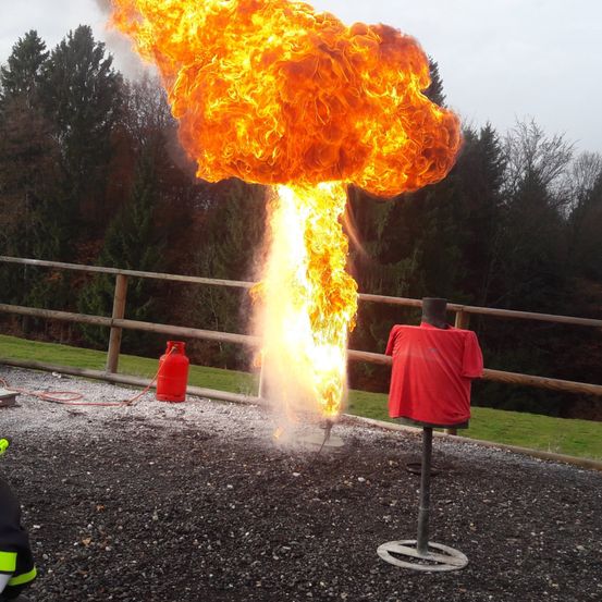 Bild enthält, Person, Helmet, Fire, Bonfire, Flame