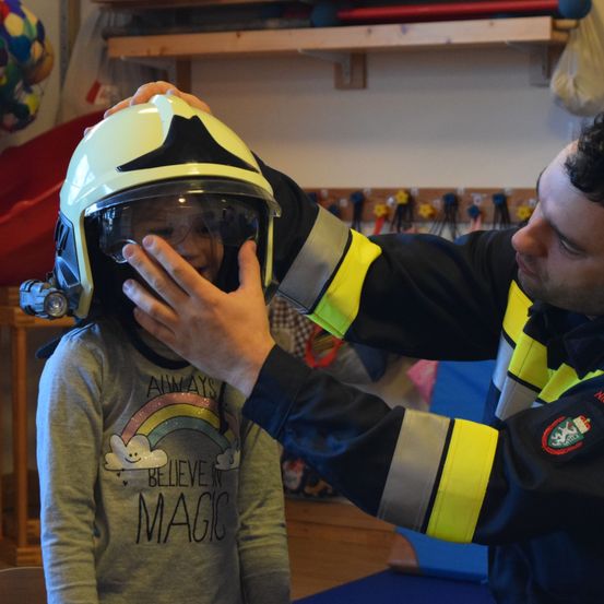 Bild enthält, Helmet, Adult, Male, Man, Person, Crash Helmet, Face, Head