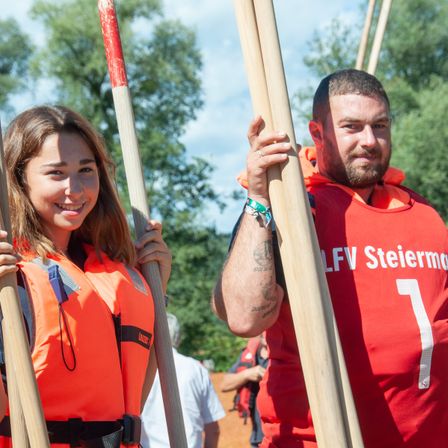 Bild enthält, Vest, Lifejacket, Adult, Male, Man, Person, Female, Girl, Teen, Logo