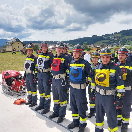 Bild enthält, Person, Adult, Male, Man, Fireman, Clothing, Footwear, Shoe, Face, Head