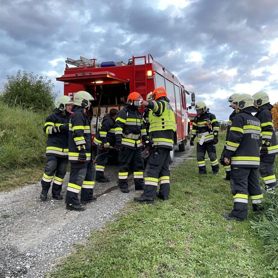 Bild enthält, Person, Clothing, Glove, Adult, Male, Man, Helmet, Fire Truck, Vehicle, Shoe