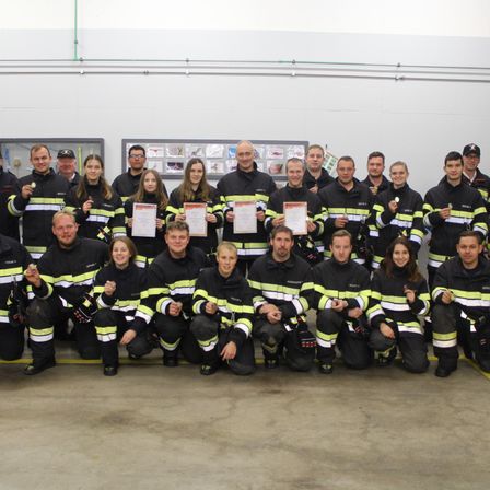 Bild enthält, People, Person, Adult, Male, Man, Team, Face, Footwear, Shoe, Jacket