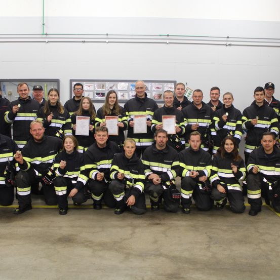 Bild enthält, People, Person, Adult, Male, Man, Team, Face, Footwear, Shoe, Jacket