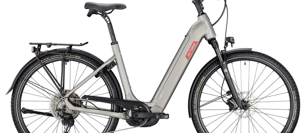 Eine Werbung für ein Victoria Manoc 6 Fahrrad, das auf einem weißen Hintergrund mit der Marke Meister Fahrradhandel & Service abgebildet ist. Das Fahrrad hat einen Bosch CX Motor, 85 NM, 750 Wh Akku und ein maximales Gewicht von 170 kg.