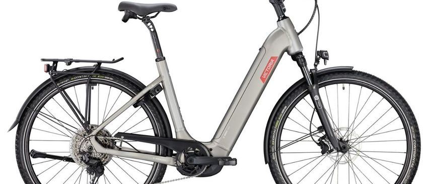 Eine Werbung für ein Victoria Manoc 6 Fahrrad, das auf einem weißen Hintergrund mit der Marke Meister Fahrradhandel & Service abgebildet ist. Das Fahrrad hat einen Bosch CX Motor, 85 NM, 750 Wh Akku und ein maximales Gewicht von 170 kg.