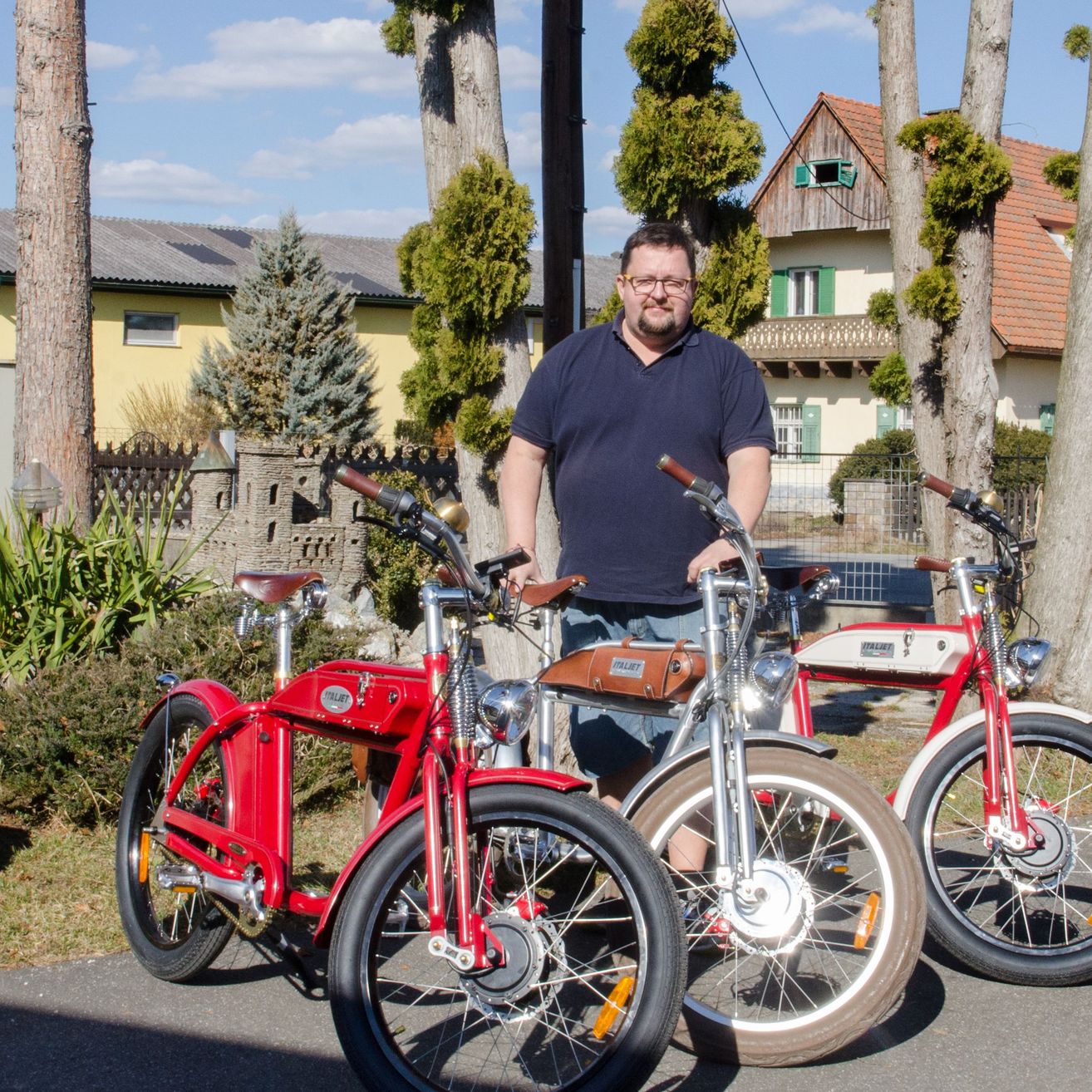 Bild enthält, Neighborhood, Tree, Person, Photography, Portrait, Shelter, Potted Plant, Spoke, Street, Man