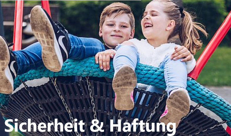 Zwei Kinder spielen auf einer Schaukel, ein Junge und ein Mädchen, beide lächeln. Der Junge trägt Turnschuhe und das Mädchen ein weißes Hemd. Die Schaukel ist blau und schwarz. Das Bild hat einen Wasserzeichen mit dem Text 'TPG'.