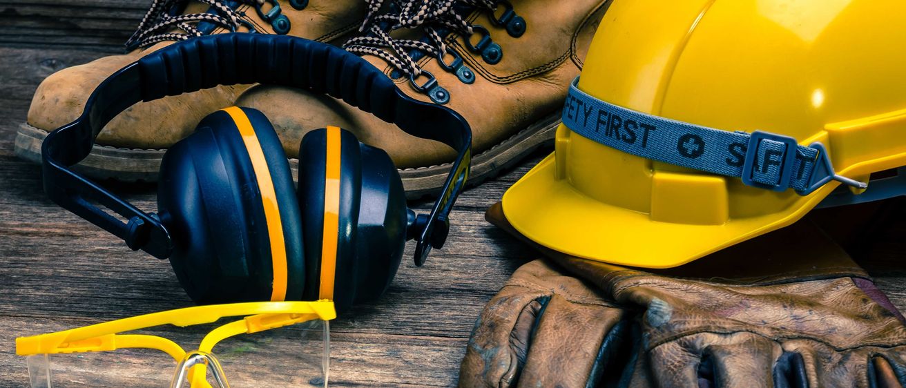 Bild enthält, Clothing, Hardhat, Helmet, Glove, Baseball Glove