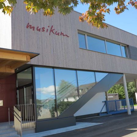 Bild enthält, Office Building, Indoors, Interior Design, House, Housing, Villa, Shelter, Staircase, City