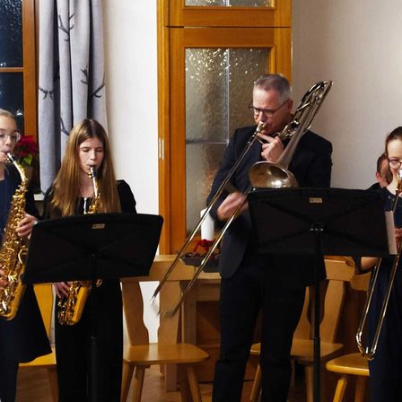 Bild enthält, Adult, Female, Person, Woman, Male, Man, Group Performance, Music Band, Musical Instrument, Flugelhorn