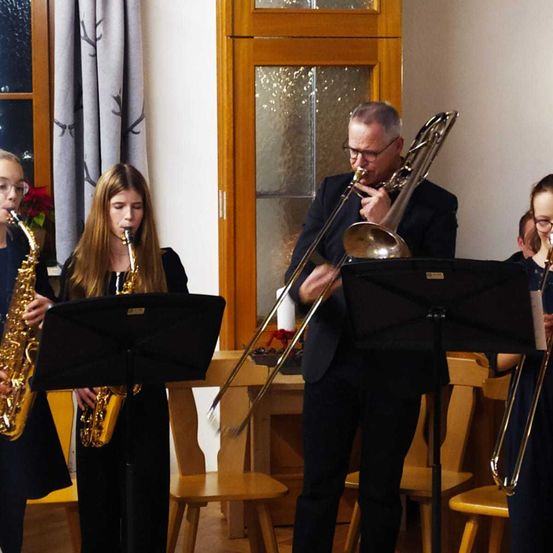 Bild enthält, Adult, Female, Person, Woman, Male, Man, Group Performance, Music Band, Musical Instrument, Flugelhorn