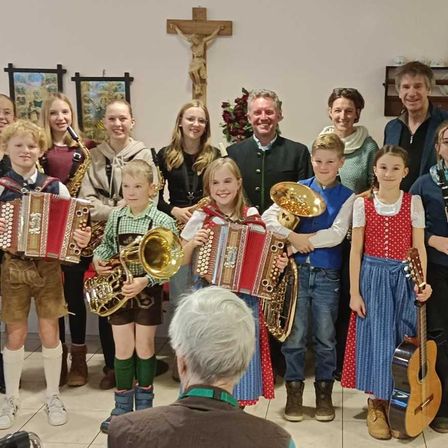 Bild enthält, People, Person, Adult, Female, Woman, Boy, Child, Male, Baton, Group Performance