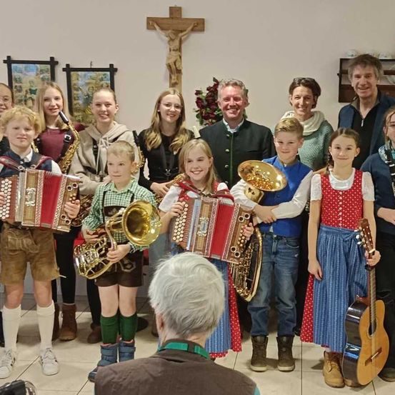 Bild enthält, People, Person, Adult, Female, Woman, Boy, Child, Male, Baton, Group Performance