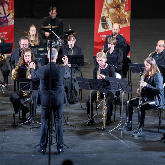 Bild enthält, Group Performance, Music Band, Person, Adult, Female, Woman, Shoe, Male, Man, Glasses