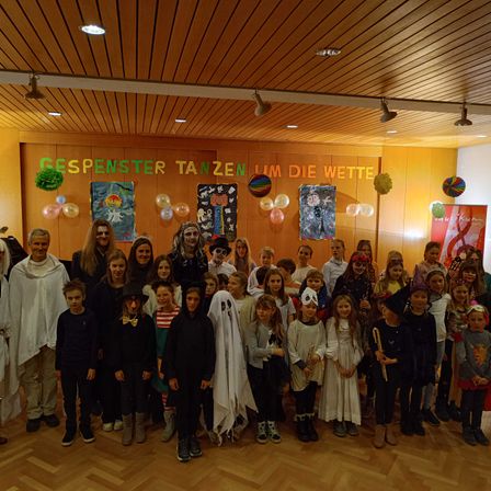 Bild enthält, People, Person, Adult, Female, Woman, School, Glove, Baton, Classroom, Face