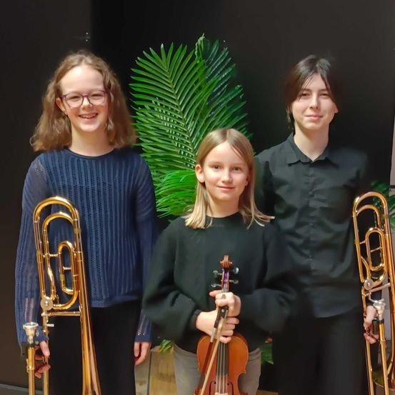 Bild enthält, Photography, Person, Portrait, Musical Instrument, Glasses, Flugelhorn, People, Adult, Female, Woman