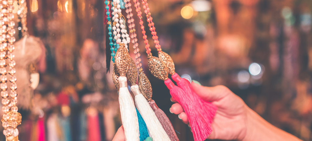 Bild enthält, Art, Handicraft, Body Part, Finger, Hand, Person, Accessories, Bead