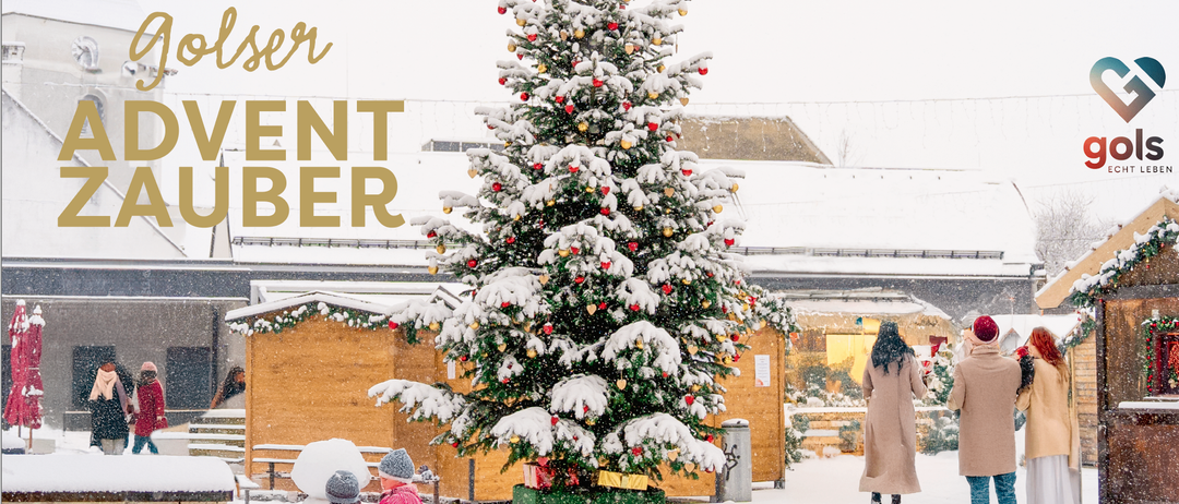 Eine verschneite Winterszene mit einem geschmückten Weihnachtsbaum, zwei Kindern, die mit einem Schneemann spielen, und zwei Erwachsenen in der Nähe. Das Bild zeigt den Text 'Jolser Advent Bauber' und spielt sich in einer festlichen Außenumgebung ab.