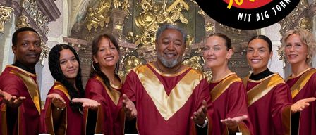 Poster für eine Gospel Society Tour mit Big John Whitfield, mit einem Chor in roten und goldenen Gewändern. Das Event ist am Samstag, 6. Dezember, in der Evangelischen Kirche Gols, Beginn um 18:00. QR-Code für Tickets.