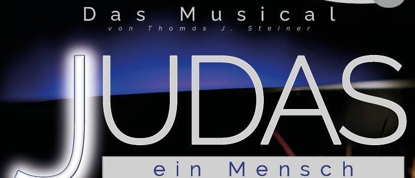 Plakat für das Theaterstück Judas. Es zeigt einen Geldbeutel und eine Dornenkrone. Datum und Zeit, 27. Juni 2026, 18:30 Uhr, sind unten angegeben.