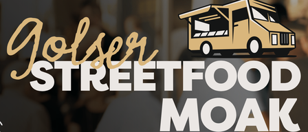 Ein Poster, das Jolser Streetfood Moak bewirbt, mit einem Food Truck und Menschen im unscharfen Hintergrund.