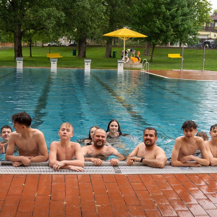 Bild enthält, Person, Swimming, Water, Pool, Summer, People, Swimming Pool, Shelter, Grass, Hotel