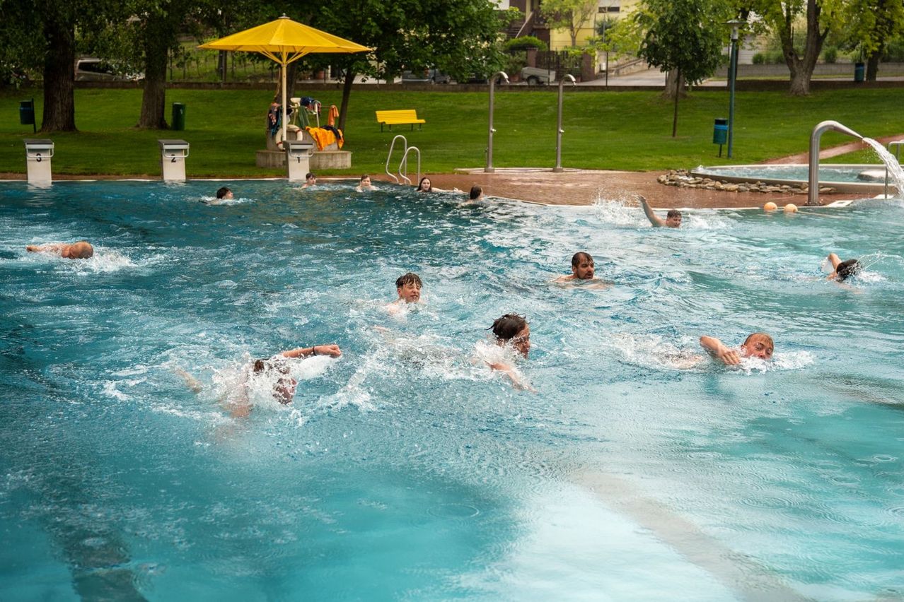 Bild enthält, Person, Swimming, Water, Water Sports, Pool, Swimming Pool, Adult, Female, Woman, Outdoors