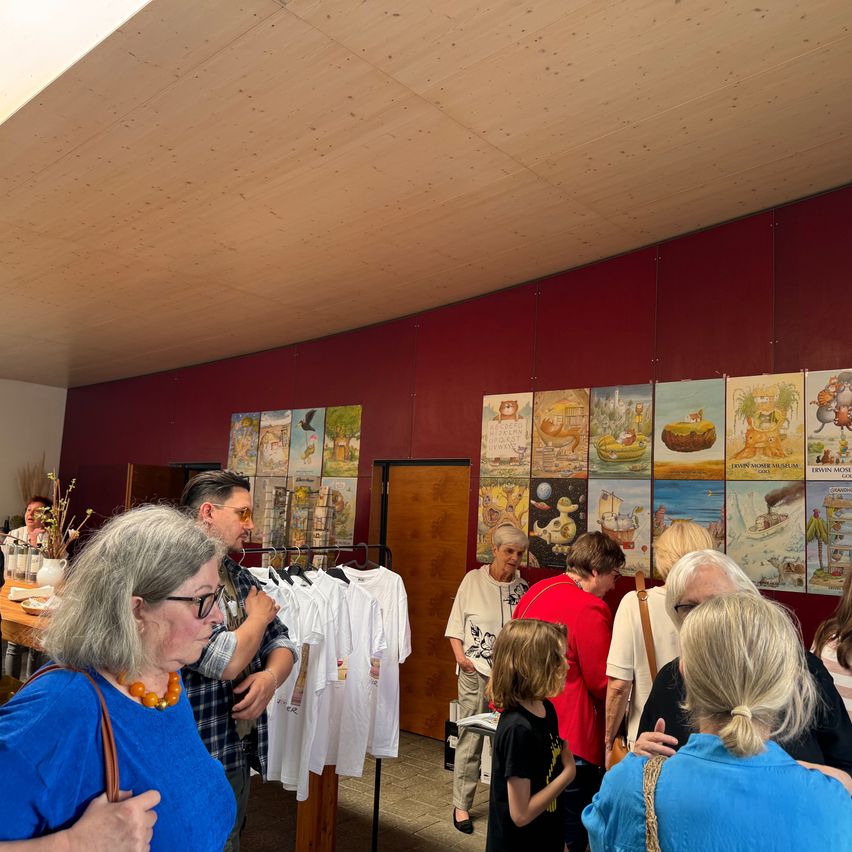 Bild enthält, Adult, Female, Person, Woman, Restaurant, Interior Design, Male, Man, Flooring, Wood