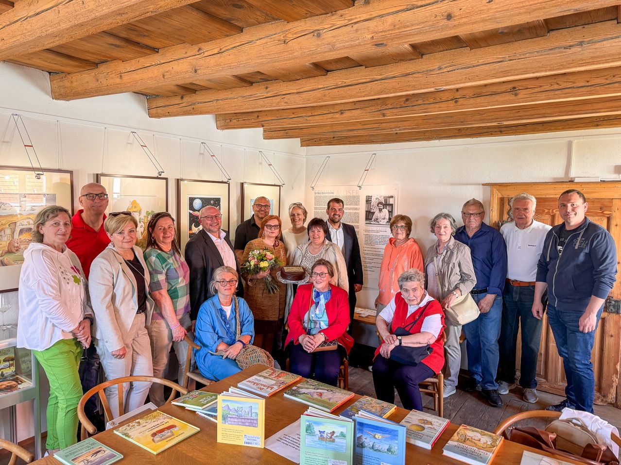 Bild enthält, Wood, Plywood, People, Person, Book, Hardwood, Interior Design, Handbag, Glasses, Man