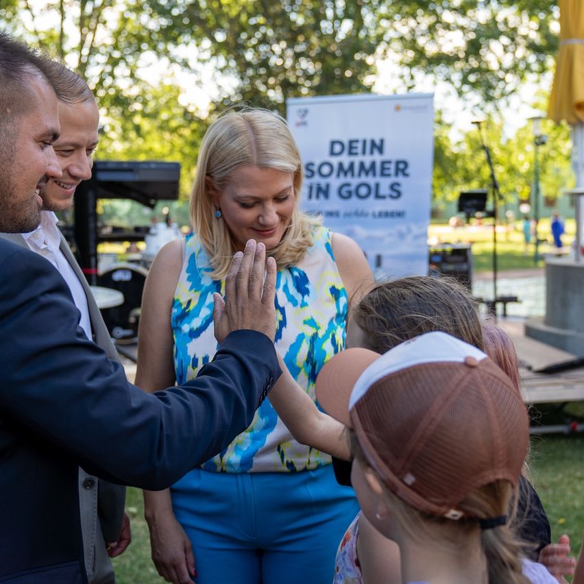 Bild enthält, Person, Adult, Female, Woman, Male, Man, Child, Girl, Head, Face