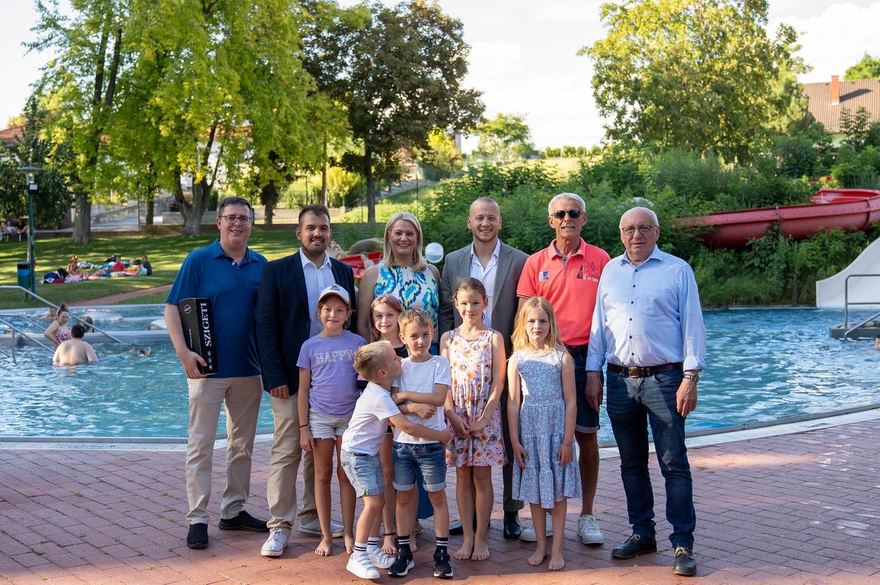 Bild enthält, Summer, Pants, People, Photography, Portrait, Grass, Park, Tree, Jeans, Pool