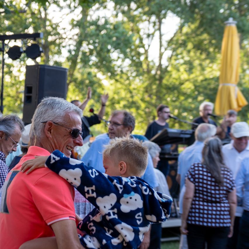 Bild enthält, People, Person, Adult, Female, Woman, Male, Man, Hat, Crowd, Face